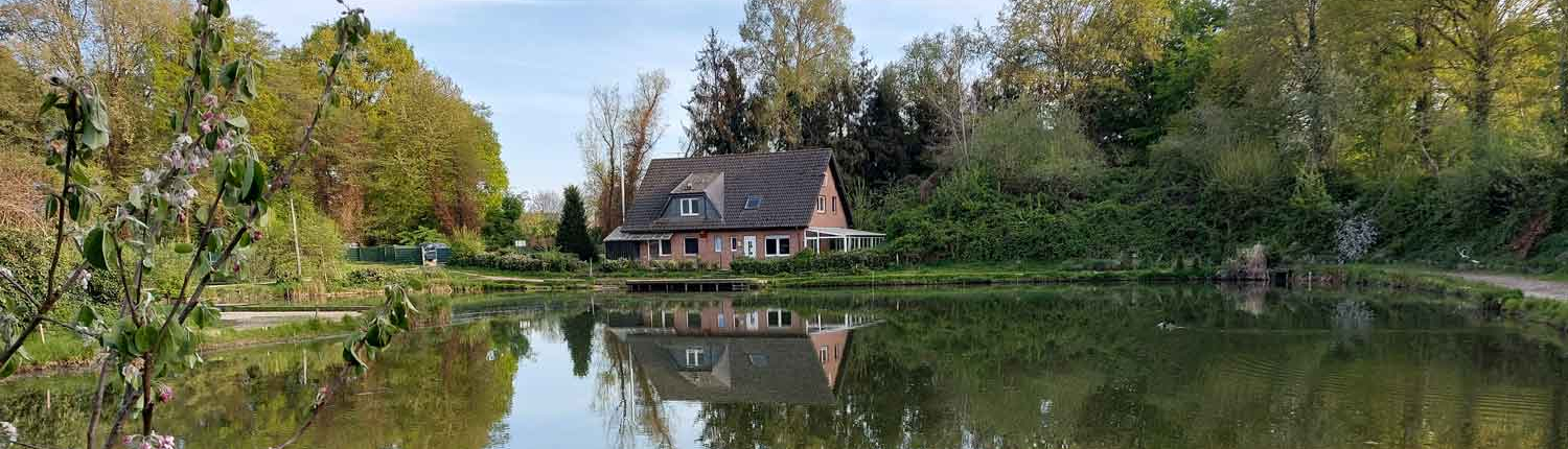 Panoramablick auf den Angelpark Klein-Sibirien mit Teich und Naturkulisse